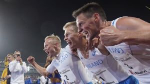 Bra stämning bland Finlands herrar efter knappa segern över Sverige. Joonas Rinne, Topi Raitanen och Tuomo Salonen.