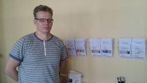 Avdelningsskötare Juha Kröger säger att inga klienter kommer till Munkholmen för att utföra kriminella handlingar. Juha Kröger är vårdare på serviceenheten för narkomaner på Munkholmen.