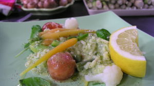Portion med risotto primavera med basilika och citron