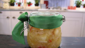 Het äppelchutney som nyhet för julbordet. Länkar till Michaels andra smaksättare av julen längst ner i artikeln. Äpplechutney i en glasburk i Strömsö köket