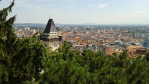 I bl.a. Österrike har man erfarenheter av att använda trä i höga byggen. Vy av Graz