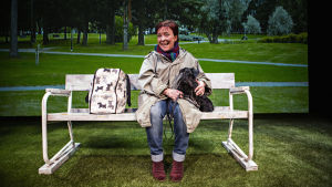 En gladare stund på parkbänken för Carola Sarén som Eva och hunden Donna som Donna. En glad Carola Sarén och hunden Donna tillsammans på en parkbänk. Frank A. Unger