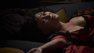 En annan sorts tyngdlöshet. Amanda (Jennifer Ehle) flyr smärtan med alkohol och sex. En lättklädd Amanda ligger på en säng och tittar förföriskt in i kameran.