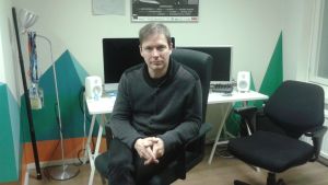 Regissören Ari Matikainen i sitt arbetsrum några dagar innan premiären Regissören Ari Matikainen sitter vid sitt arbetsbord på kontoret.