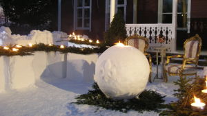 Snöinstallationen anno 2004, inspirerad av Versailles trädgårdar. Snöskulpturer och guldfärgade stolar framför Strömsövillan.