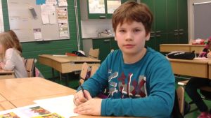 Oskar Laakkonen vill prova på olika saker under skoldagen. Oskar Laakkonen i Mårtensdals skola i Vanda.