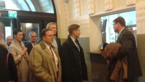 Delegationen bestående av västnyländska politiker och kommundirektörer Delegation uppvaktar med anledning av Y-tåget