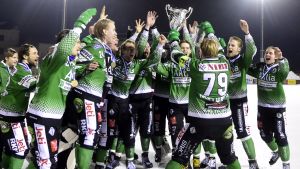 Akillesspelare firar med ligabucklan.