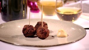 Örtiga köttbullar med chilimajonnäs Köttbullar