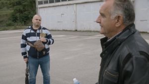 Esad Landžo träffar ett av offren från fånglägret. esad landzo träffar ett offer.