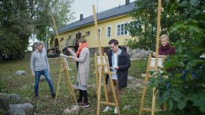 Hur gestaltar man sig själv? Temat är kropp i sista avsnittet av Maria och sommarpratarna. Konstnären Jonas Wilén utmanar Maria Sundblom Lindberg, Adam Guarnieri och Johanna Holmström att måla självporträtt. Fyra människor målar tavlor utomhus.