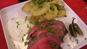 Dansk rostbiff med kall jalopenosås och potatis lyonnaise. Dansk rostbiff med kall jalopenosås och potatis lyonnaise.