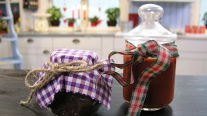 Tapenade och hemlagad ketchup som nyheter för julbordet. Länkar till Michaels andra smaksättare av julen längst ner i artikeln. Tapenade och hemmalagad ketchup i glasburkar