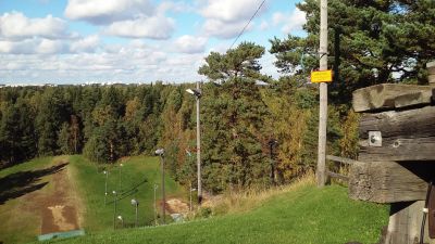 Liten skylt varnar för fara i hoppbacken i Hertonäs ännu i september 2015.