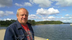 Regissören Sixten Lundberg håller entusiasmen bland ungdomarna inom givna ramar.