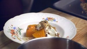 Pocherad pumpa med yoghurt och crumble Pocherad pumpa med yoghurt och crumble