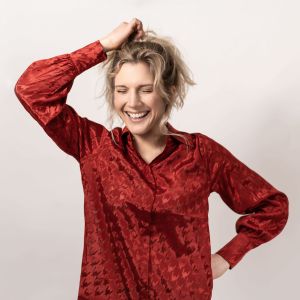 Josefin Sonck trivs på scen, men att bli standupkomiker var ingen självklarhet. josefin sonck