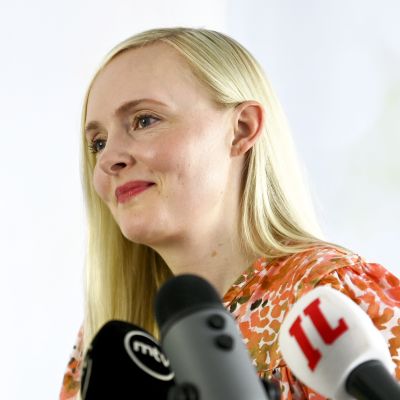 Maria Ohisalo håller presskonferens.