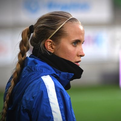 Ria Öling står på Sandvikens fotbollsstadion i Vasa.