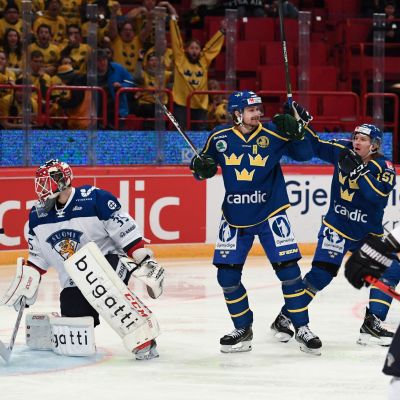 Två svenska spelare jublar, finländska spelare deppar.