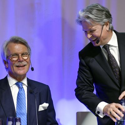 Björn Wahlroos och Casper von Koskull fotograferade vid en presskonferens.