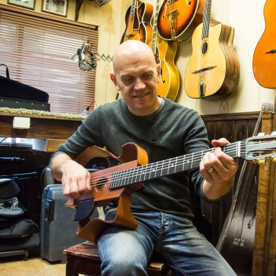 Ari-Jukka Luomaranta soittaa rakentamaansa matkakitaraa