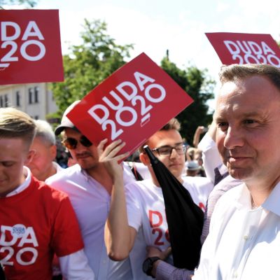 Puolan istuva presidentti Andrezj Duda tähtää toiselle kaudelle. Duda kampanjoi vielä ennen vaaleja Debicassa 10. heinäkuuta 2020.