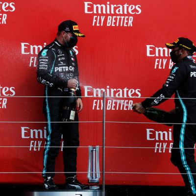Lewis Hamilton ruiskuttaa shampanjaa Valtteri Bottaksen päälle Silverstonen kilpailun jälkeen.