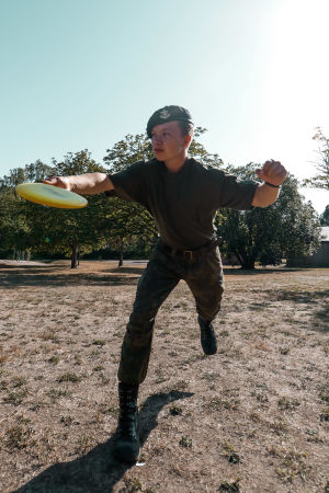 Idrottsklubbarna har olika grenar, till exempel fotboll, innebandy och discgolf. Fritidsutbudet har utformats enligt beväringarnas önskemål På Nylands brigad finns en frisbeegolf bana som är populär under den snöfria delen av året.