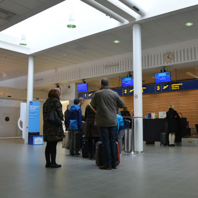 Resenärer på Vasa flygplats.
