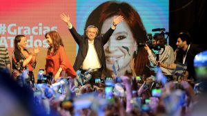 Alberto Fernández höll sitt tacktal i Buenos Aires. Också på plats - och dessutom på ett stort foto i bakgrunden - fanns hans vicepresident, expresidenten Cristina Fernandez de Kirchner. Alberto Fernández höll sitt tacktal i Buenos Aires. Också på plats - och dessutom på ett stort foto i bakgrunden - fanns hans vicepresident, expresidenten Cristina Fernandez de Kirchner.