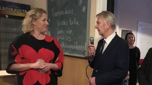 Jutta Urpilainen och Karlebykollegan Bjarne Kallis (KD) på Urpilainens avskedskaffe den 4 januari. EU-komissaari Jutta Urpilainen vastaanottaa tervehdyksen entiseltä kansanedustajakollegaltaan Bjarne Kallikselta.