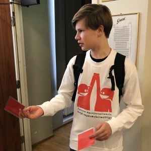 Otso Reijonen är med i Borgå ungdomsfullmäktige och jobbade som funktionär på onsdagens evenemang. otso i en tröja där det står borgå ungdomsfullmäktige på kulturhuset grand