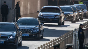 Kim Jong-Uns bilkortege lämnade järnvägsstationen i Peking så obemärkt som möjligt Kim Jong-Uns bilkortege lämnade järnvägsstationen i Peking så obemärkt som möjligt