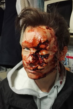 Mika Huisman katsoo kulmien alta kameraan hurjat verijäljet maskeerattuna kasvoilleen.