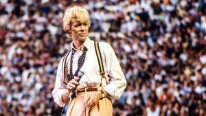 David Bowie lavalla. Kuva Serious Moonlight Tour -konsertista Vancouverista 1983.