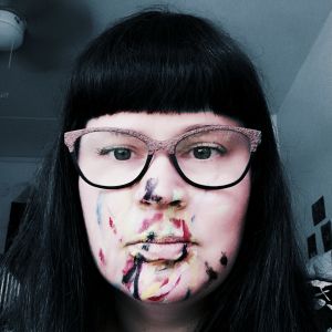 Varja har fått måla Marias ansikte med ansiktsfärger