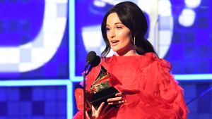 Country-sångaren Kacey Musgraves. Bild på country-sångaren Kacey Musgraves som tar emot priset på årets Grammys.