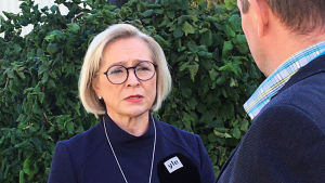 Hannele Jakosuo-Jansson är personal-, säkerhets- och inköpsdirektör vid Neste. Kvinna intervjuas med Yles mikrofon framför sig.