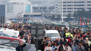 Passagerare evakueras från Zaventem flygplats på tisdagsmorgonen. Flygplatsen Zaventem evakuerades snabbt efter explosionerna.