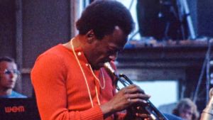 Miles Davis soittaa lavalla trumpettia, kuva tod.näk. vuodelta 1970.