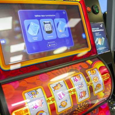 Veikkauksen peliautomaatteja Kuopissa. Ennen pelaamista pelaajan pitää tunnistautua.