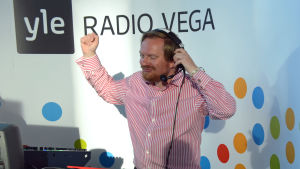 Är det här Teds beatbox-moves? Det lär klarna på fredag. Ted Urho och Mira Myllyniemi gör sig redo för en nyhetssändning från Helsingfors-Vanda flygplats.