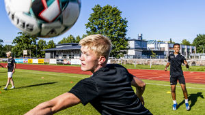 Den här veckan ligger fokus på mental och fysisk träning. På bilden lagets nyaste spelare Niklas Rantanen. En fotbollsspelare i närbild under en fotbollsmatch.