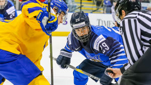Finland mötte Sverige i öppningsmatchen i JVM 2019 Anton Lundell gör sig redo för tekning