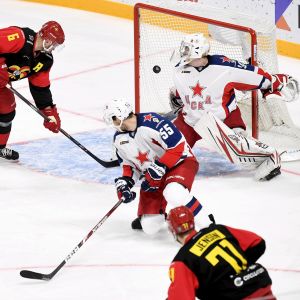 Nicklas Jensen försöker passa Jesse Joensuu, men en CSKA-spelare styr in 2–1-pucken i eget mål. Nicklas Jensen försöker passa Jesse Joensuu, men en CSKA-spelare styr in pucken i eget mål.