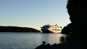 Den som är riktigt hurtig kan göra motionsrundan till Runsala fyra gånger och uppnå 100 km den 27 maj. Viking Grace på väg in till Åbo hman.