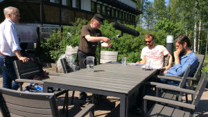 Kuunnelmantekoa terassilla. Viha on paha vieras-kuunnelman nauhoitukset terassilla.