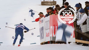 Harri Kirvesniemi, VM 2001, med logon för Finlands 100 största idrottsögonblick.