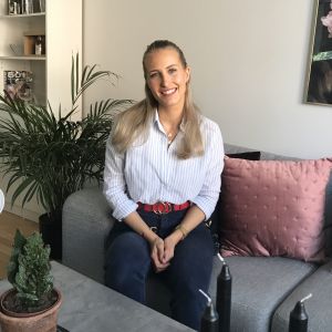 Influencern Sandra Holmäng. Influencern Sandra Holmäng som sitter på soffan hemma i sitt vardagsrum.